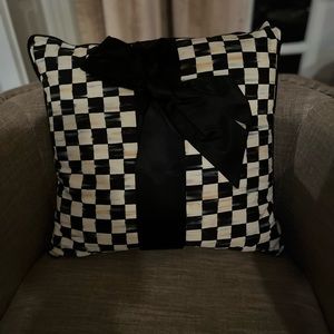 Single checkered pillow